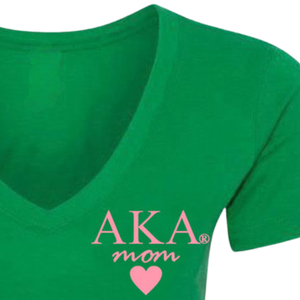 เสื้อยืดคอวี AKA Mom สีเขียวเคลลี่ ลายหัวใจสีชมพู เสื้อสตรีสำหรับชมรมนักเรียนหญิง เนื้อผ้านุ่ม สวมใส่สบาย แฟชั่นลำลอง - Product Image 6