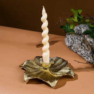 Candelabro de Metal de Diseño Moderno, Elegante Portavelas de Hierro con Acabado Elegante, Base Duradera y Estable, Ideal para Sala de Estar - Product Image 2