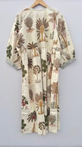 Robe midi élégante bohème beige en coton artisanal avec col noué et imprimé ethnique palmiers, robe décontractée pour femmes - Product Image 3