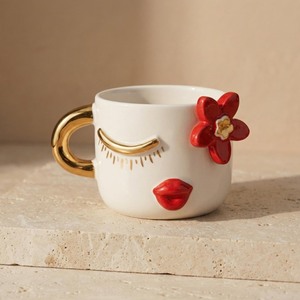 Mug en céramique tendance avec lèvres de fleur rouge et design cils dorés – Tasse à café fantaisie, cadeau original - Product Image 3