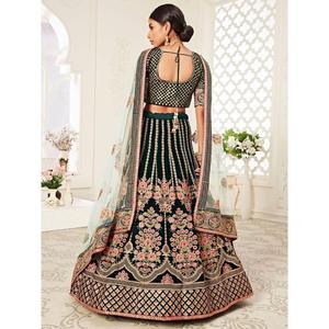 Impresionantes vestidos de novia de terciopelo bordado verde elegante Lehenga Choli para novias - Product Image 6