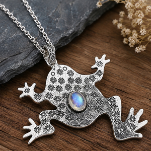 Colgante de latón hecho a mano con diseño de rana chapado en oro y plata, con piedra lunar arcoíris natural ovalada engastada en bisel, joyería artesanal unisex para regalo. - Product Image 4