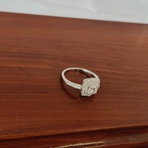 Anillo de Compromiso Revalia de Plata de Ley 925 con Circonita Cúbica de Corte Cojín y Halo, Elegante y Clásico con Acabado Pulido para Mujer, Ideal para Bodas y Fiestas - Product Image 4