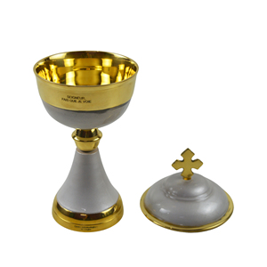 Ciborio de latón chapado en oro y esmaltado en blanco con tapa de cruz para artículos litúrgicos de la Iglesia Católica. - Product Image 3