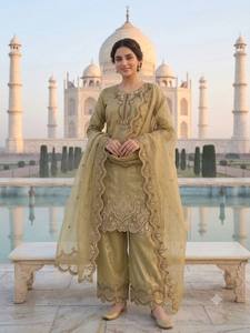 Ensemble de costume palazzo de luxe en organza de coton doré mat, avec broderie ajourée haut de gamme, kurti droit extensible et pantalon large - Product Image 2