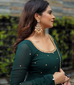 ชุดเดรสยาวแบบอินเดียดั้งเดิมขายดีที่สุด ผ้าจอร์เจตต์เทียม พร้อมผ้าคลุมไหล่ดีไซน์เนอร์ สำหรับผู้หญิงใส่ไปงานปาร์ตี้ - Product Image 4