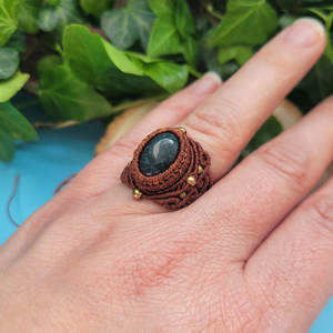Anillo de Macramé Hecho a Mano con Gema Ovalada de Cristal, Cordón Encerado Marrón Ajustable, Joyería Boho, Certificado IGI, Chapado en Oro de 14K - Product Image 1