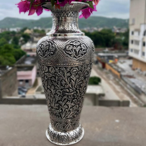 Vase décoratif en métal, motif floral en relief, pour table ou sol, fait main, ornemental, pour la maison, le jardin ou les événements - Product Image 4
