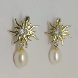 Pendientes colgantes Sunburst Pearl Drop con perla de agua dulce – Elegantes pendientes colgantes para mujer - Product Image 4