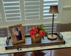 Bandeja de madera con asas metálicas estilo rústico, portátil, para catering y decoración del hogar, bandeja multiusos de calidad comercial y ecológica. - Product Image 2