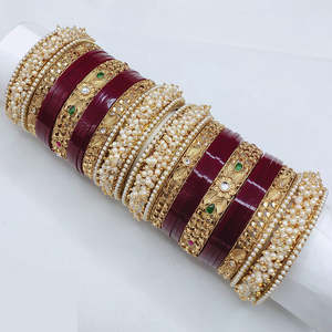 Brazaletes nupciales de piedra Kundan y acrílico de primera calidad con intrincados detalles hechos a mano, perfectos para bodas y ocasiones festivas - Product Image 1