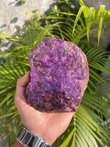 Pierre brute de Sugilite en gros |   Fabricant et fournisseur de cristaux de sugilite violette brute |   Poids brut des pierres lapidaires 769 g - Product Image 1