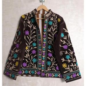 Veste longue d'hiver pour femme, style ethnique indien bohème, faite main, en velours, brodée Suzani, tissée florale, matelassée et respirante, à manches longues - Product Image 1