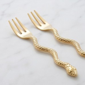 Ensemble de 2 fourchettes à manche en forme de serpent doré, couverts en métal glamour pour mariage et usage quotidien - Product Image 3