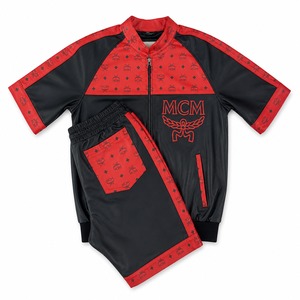 Conjunto Deportivo 2 en 1 de Diseñador MCM, Estampado Rojo, Talla Grande para Hombre, Chaqueta y Pantalones Ligeros de Lujo, Talla XL Disponible - Product Image 4
