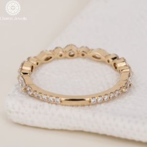 Bague de fiançailles classique pour femme Charm Jewells, trois pierres en moissanite taille coussin, monture à griffes en argent 18 carats, certifiée IGI, 3g - Product Image 2