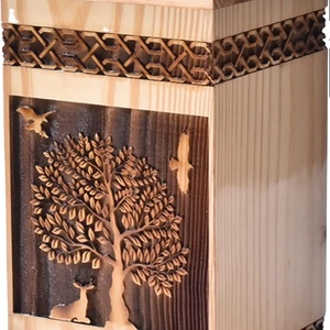 Urne funéraire artisanale en bois rectangulaire Arbre de Vie pour cendres humaines, personnalisée et fabriquée à la main, pour usage au bureau - Product Image 1