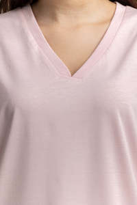T-shirt ample pour femme, style actuel, rose clair, col en V, imprimé couleur unique, prix de gros auprès d'un fabricant pakistanais - Product Image 5