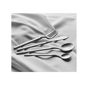 Cubiertos de acero inoxidable con detalles finos, desarrollados para facilitar la experiencia gastronómica en el hogar, con una construcción y fiabilidad confiables. - Product Image 1