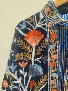 Abrigo de invierno de terciopelo elegante con bordado Suzani, hecho a mano, con arte floral folclórico, estilo bohemio étnico, para mujer, estilo vintage, con cuello alto y de algodón. - Product Image 4