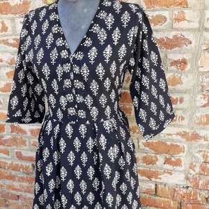 Vestido largo de algodón indio con estampado floral y cuello en V, hecho a mano con técnicas de bloqueo, para mujer, regalo para ella. - Product Image 1