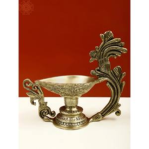 Diya de latón hecho a mano de 8 pulgadas con mango decorativo, artículo creativo novedoso para decoración del hogar hecho en La India - Product Image 1