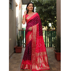 Sari en soie Bandhej authentique avec bordure tissée Zari, pallu en tissu et accentuation en tissu, et chemisier en soie Dola assorti – Vêtement régional NX HINI DC - Product Image 1