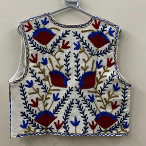 Chaleco Bohemio de Algodón con Bordado Tradicional, Chaqueta sin Mangas con Diseño Floral Hecho a Mano, Chaqueta Corta Estilo Bohemio, Chaqueta para Festivales Bohemios - Product Image 1