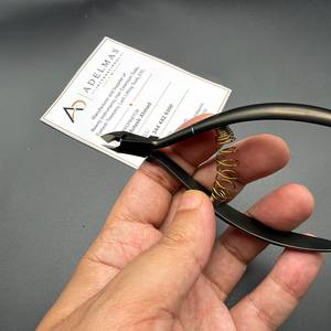 Pince à cuticules noire mate avec ressort doré, taille de la pointe 8 mm, logo personnalisé, instrument de beauté en acier inoxydable, service OEM - Product Image 2