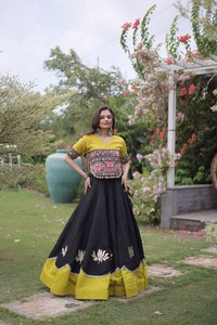 Conjunto de Lehenga Choli de Tela Romana de Calidad de Exportación con Bordado Gamthi Hecho a Mano y Trabajo Gota - Product Image 4