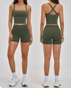 Ensemble de yoga personnalisé pour femme, effet seconde peau, dos croisé, comprenant un débardeur de sport et un short, pour la course, la gym et les activités sportives - Product Image 4