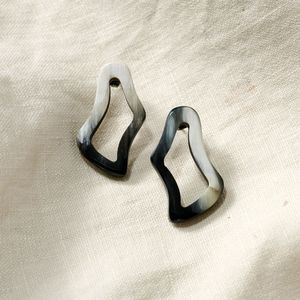 Boucles d'oreilles en corne de buffle faites à la main, écologiques, pour femmes, accessoires uniques et portables - Product Image 2