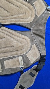 Tablier de fermeur équestre en cuir sur mesure de haute qualité pour la coupe professionnelle des sabots – Équipement de protection équestre en gros - Product Image 2