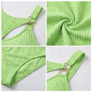Traje de baño de una pieza verde lima para mujer, con cuello halter cruzado, diseño asimétrico con aberturas, cintura alta y tejido de punto. - Product Image 4