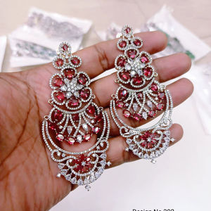 Boucles d'oreilles élégantes en strass plaqué argent, style chandelier, pour mariages et occasions spéciales - Product Image 1