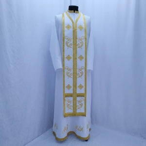 Casulla Blanca para Clérigos con Diseño de Enredaderas Bordadas en Oro, Vestimenta Litúrgica Premium para Culto Religioso, Misa y Uso en las Cuatro Estaciones - Product Image 1