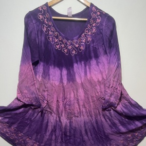 Vestido túnica boho morado para mujer, 100% algodón, con efecto ombré, teñido anudado, mangas largas, con cuello bordado, estilo casual. - Product Image 1