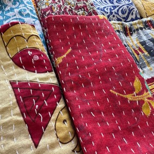 Serviette Kantha en coton faite à la main, imprimée de motifs floraux, style indien, textile décoratif pour usage intérieur - Product Image 3