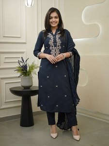 Ensemble 3 pièces ethnique pour femme : Kurti, pantalon et dupatta en rayonne slub avec broderie et travail de codage – Salwar Kameez, tenue traditionnelle pour femme - Product Image 2