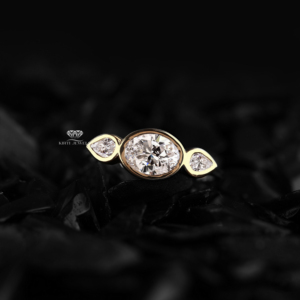 Bague de fiançailles et de mariage en or jaune 14 carats avec diamant ovale de laboratoire serti clos et trois pierres latérales en forme de poire, haute qualité EGL - Product Image 1