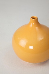 Vase en céramique moderne couleur moutarde, silhouette ventrue, finition brillante et design de col minimaliste pour une mise en scène élégante de table - Product Image 3