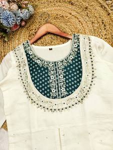 Conjunto de Kurti de Seda Romana de Diseño con Bordados Ricos – Atuendo Festivo y para Fiestas - Product Image 3