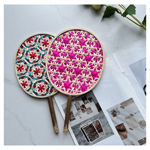 Abanico Redondo de Ratán Hecho a Mano con Patrón Rosa, Azul y Verde, Decoración de Interiores, Artesanía para Adultos - Product Image 6