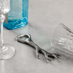 Décapsuleur en argent antique en forme de bois de cerf, outil de bar décoratif en métal avec design rustique en corne de cerf, accessoire de comptoir de cuisine haut de gamme - Product Image 4