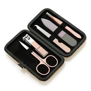Kit de manucure professionnel en acier inoxydable 5 en 1 Coupe-ongles Ciseaux Lime à ongles Étui portable Utilisation adulte Style classique - Product Image 1
