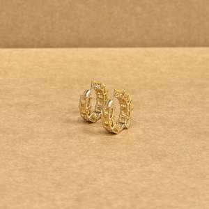 Boucles d'oreilles créoles dorées de créateur avec pierres jaunes étincelantes, bijoux tendance pour femmes, idéales pour les fêtes, les mariages et les tenues ethniques - Product Image 4