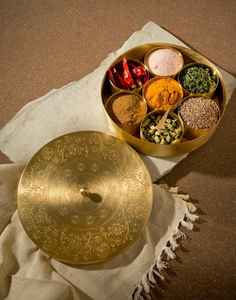 Caja de Especias de Metal Dorado, Regalo, Masala Dabba de 9 Compartimentos con Tapa Martillada, Moderna, Ligera, Ecológica, de Grado Alimenticio - Product Image 5