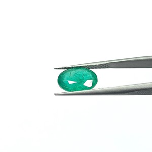 Émeraude ovale verte de 4,50 carats provenant de Zambie, pierre précieuse non montée - Product Image 3