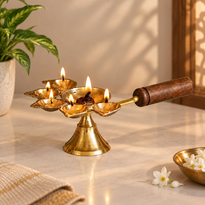 Lampe à huile traditionnelle en laiton doré Panchdeep Diya avec cinq supports de mèches et base en bois pour la Pooja, le temple, la maison et les cérémonies spirituelles - Product Image 4