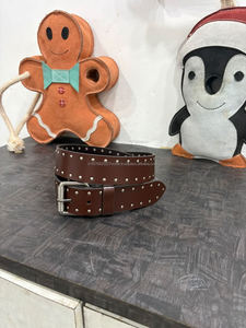 Ceinture en cuir véritable de qualité supérieure pour hommes avec boucle argentée mate et détails de rivets métalliques - Product Image 2